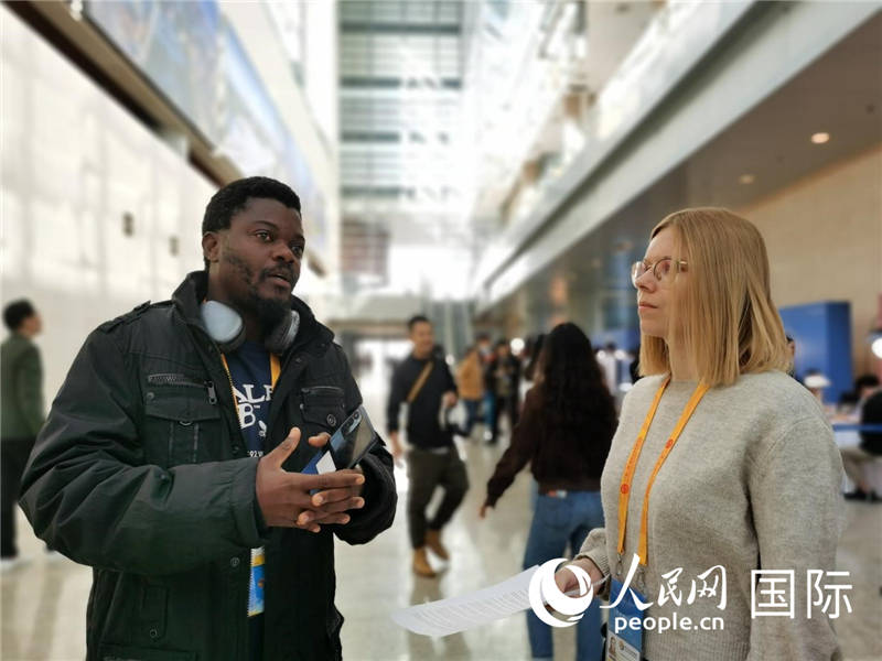 剛果（金）未來集團(tuán)廣播電視部記者雨果-恩澤扎接受人民網(wǎng)采訪。人民網(wǎng) 孫鴻宇攝