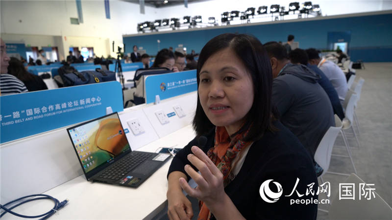 越南之聲廣播電臺記者胡鴻行（音譯，H? H?ng H?nh）與記者交談。人民網(wǎng) 楊春燕攝