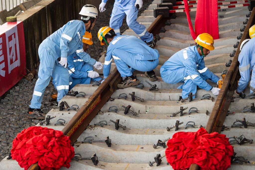 3月31日，在印度尼西亞雅加達雅萬高鐵哈利姆車站，工人鋪設雅萬高鐵全線最后一根鋼軌。