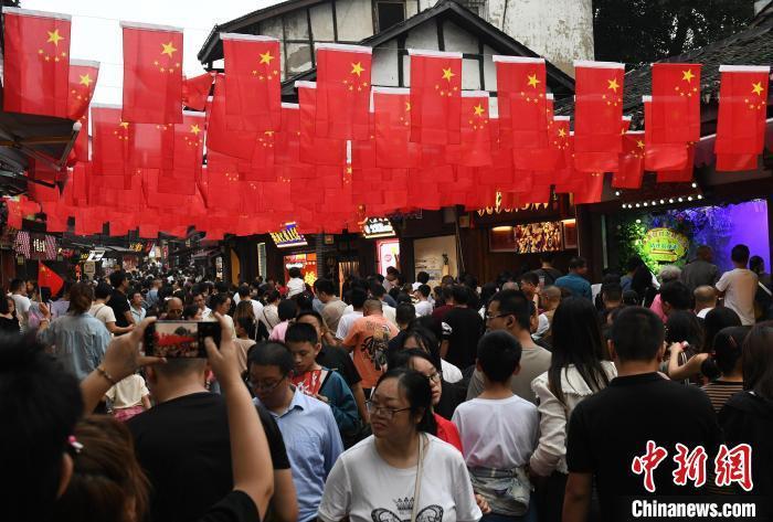 圖為重慶千年古鎮(zhèn)磁器口游人如織。<a target='_blank' href='/' ><p  align=