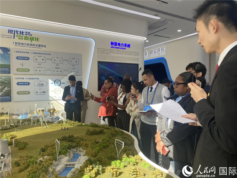 2023“一帶一路”媒體合作論壇聯(lián)合采訪團(tuán)參訪中國(guó)能建。人民網(wǎng)記者 于洋攝