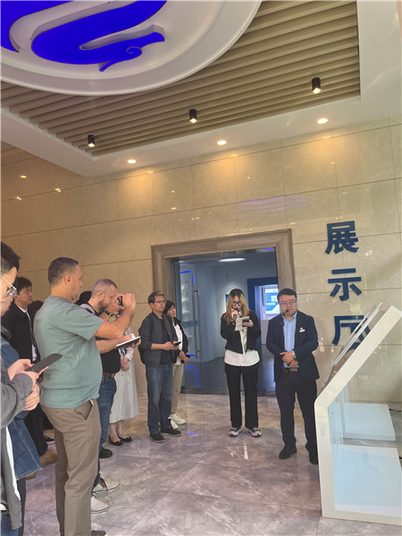 （在文瀾智谷中試產(chǎn)業(yè)基地，中外記者深入了解科技轉(zhuǎn)化情況 趙橙涔攝）