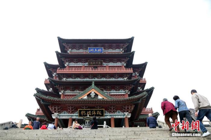 資料圖：中國農(nóng)歷九月初九，重陽佳節(jié)。民眾來到位于江西南昌的滕王閣旅游區(qū)，登高祈福。<a target='_blank' href='/'><p  align=