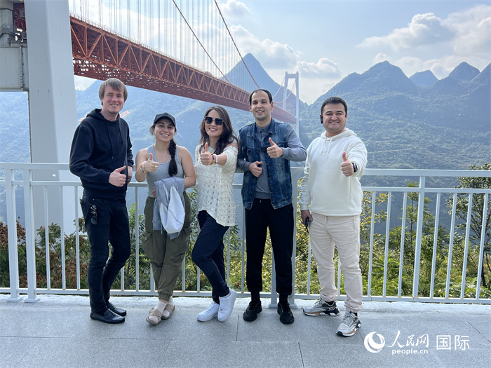 歐亞國(guó)家記者在壩陵河大橋下合影，并給大橋“點(diǎn)贊”。人民網(wǎng) 花放攝