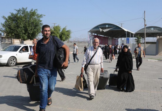   11月1日，人們在拉法口岸加沙一側(cè)準備前往埃及。新華社發(fā)（哈立德·奧馬爾攝）