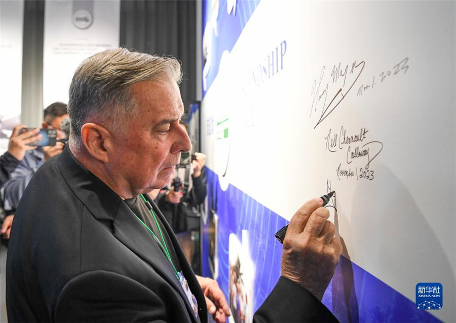 11月1日，美中航空遺產(chǎn)基金會(huì)主席格林在重慶史迪威博物館友誼墻上簽名。新華社記者 王全超 攝