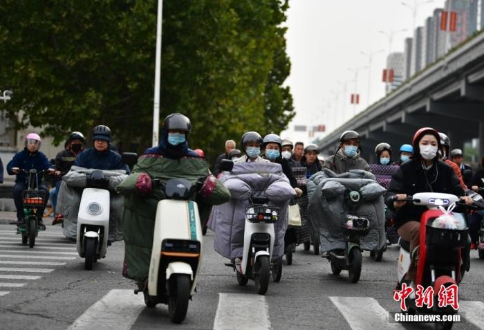 11月3日，河北石家莊迎降溫天氣，市民“捂”裝出行。 <a target='_blank' href='/'><p  align=