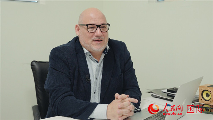 烏拉圭《共和國報(bào)》總編輯胡安·布蘭卡接受人民網(wǎng)專訪。人民網(wǎng)記者 張若涵攝