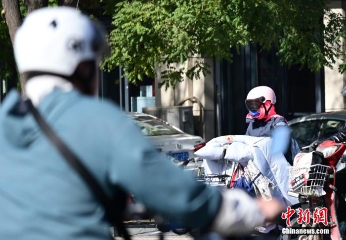 石家莊街頭，市民紛紛穿上厚厚的外套“捂”裝前行。 <a target='_blank' href='/'><p  align=