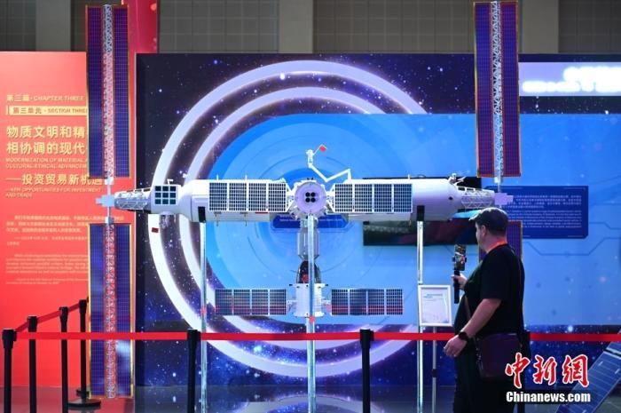 11月5日，觀眾在進(jìn)博會(huì)中國(guó)館參觀拍攝中國(guó)空間站模型。<a target='_blank' href='/'><p  align=
