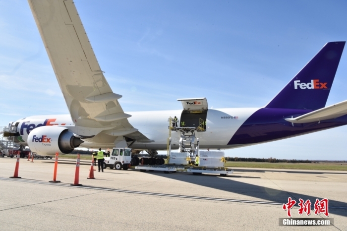 當(dāng)?shù)貢r(shí)間11月8日，美國(guó)華盛頓史密森學(xué)會(huì)國(guó)家動(dòng)物園的大熊貓“美香”“添添”和它們的幼崽“小奇跡”乘坐的專(zhuān)機(jī)從華盛頓杜勒斯國(guó)際機(jī)場(chǎng)起飛前往中國(guó)成都。圖為裝有大熊貓的特制“旅行箱”正在運(yùn)上專(zhuān)機(jī)。<a target='_blank' href='/'><p  align=