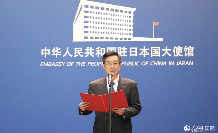 中國駐日本大使館教育處公使銜參贊杜柯偉宣讀獲獎人員名單。人民網(wǎng) 許可攝