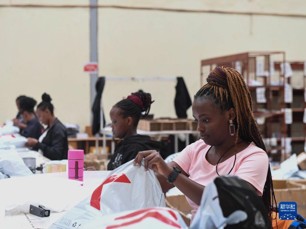 11月10日，在肯尼亞姆洛隆戈，Kilimall員工在倉庫內(nèi)包裝商品。新華社記者 李亞輝 攝