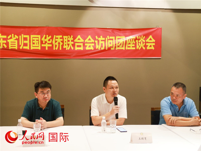 中國駐里約總領(lǐng)館副總領(lǐng)事王尉育（中）在座談會上致辭。人民網(wǎng)記者 陳海琪攝