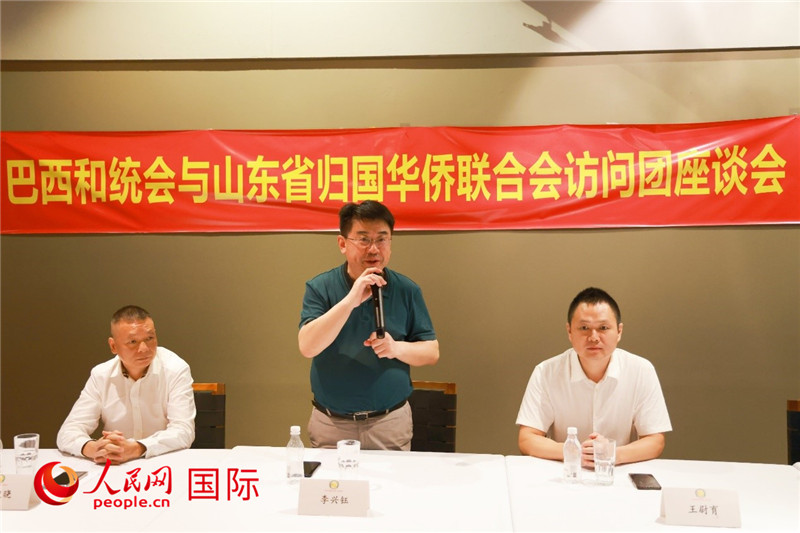 中國僑聯(lián)副主席、山東省僑聯(lián)主席李興鈺（中）在座談會上致辭。人民網(wǎng)記者 陳海琪攝