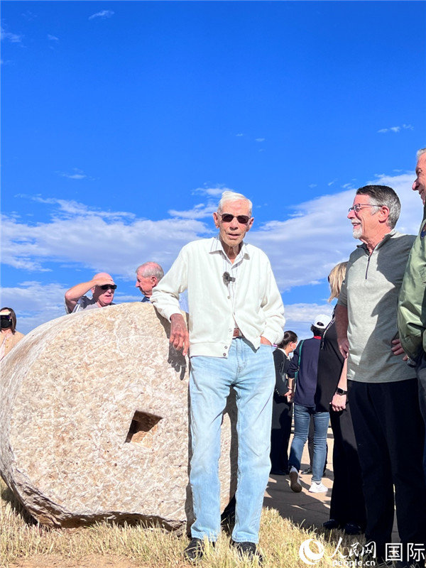 103歲的飛虎隊老兵哈里·莫耶在云南昆明呈貢機(jī)場舊址的石碾前留影。人民網(wǎng) 趙瞳攝