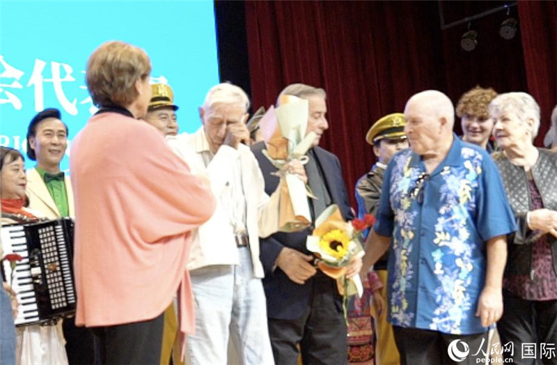 哈里·莫耶和代表團(tuán)其他成員訪問昆明外國語學(xué)校，觀看講述飛虎隊開辟駝峰航線故事的音樂劇《翠堤長虹》，并與學(xué)校師生合唱《友誼地久天長》。人民網(wǎng) 趙瞳攝