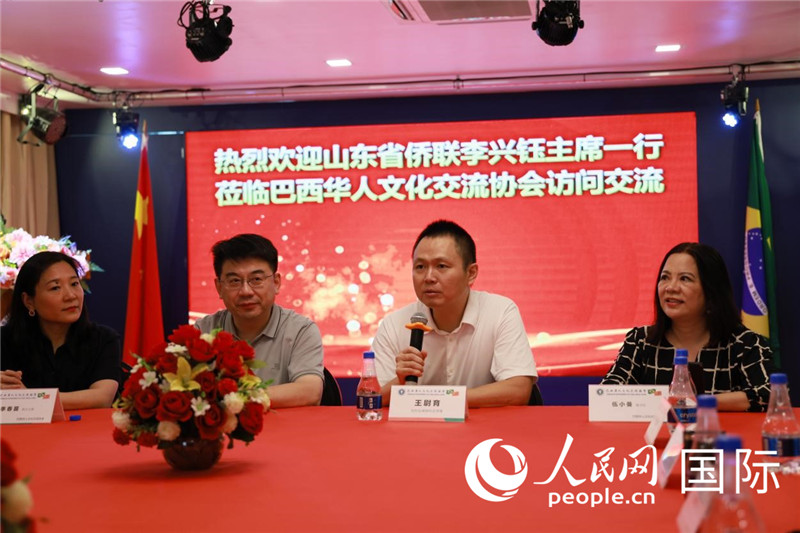 中國駐里約熱內盧副總領事王尉育（右二）發(fā)表致辭。人民網記者宋亦然攝