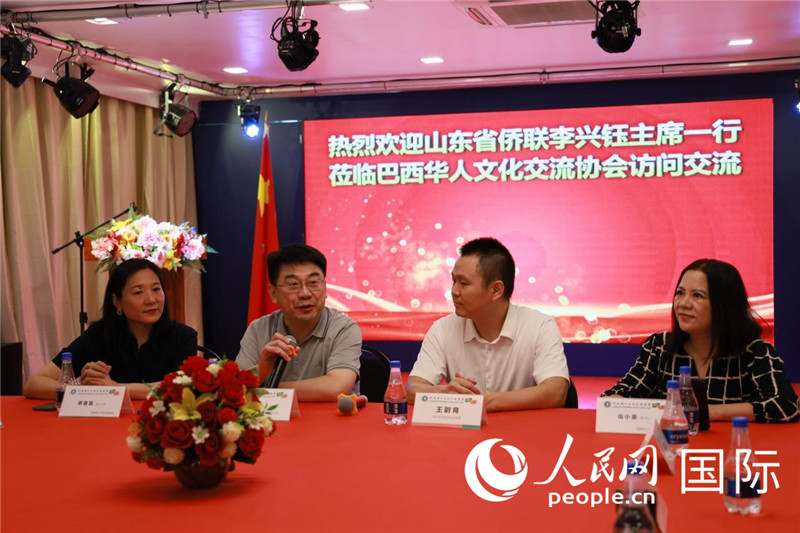 山東省僑聯(lián)主席李興鈺（左二）和與會僑領座談。人民網記者宋亦然攝