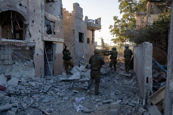 這張以色列國防軍11月12日發(fā)布的照片顯示，以軍地面部隊(duì)在加沙地帶北部開展軍事行動(dòng)。新華社發(fā)