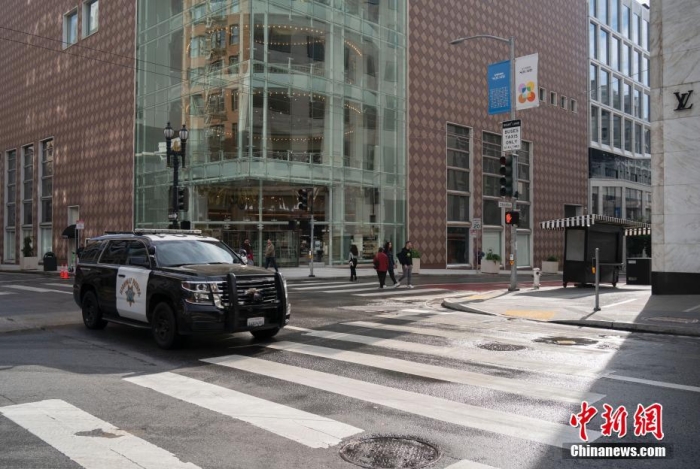 當(dāng)?shù)貢r間11月13日，美國加州舊金山聯(lián)合廣場周邊剛剛被沖洗過的街道較往常更為整潔。<a target='_blank' href='/'><p  align=