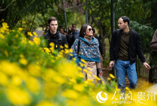 歐亞國家媒體記者走進觀山湖公園。人民網(wǎng) 陽茜攝