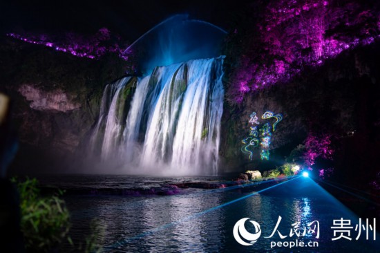 光影中的黃果樹大瀑布。人民網(wǎng) 陽茜攝