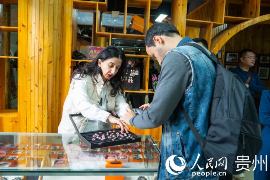 歐亞國家記者拍攝記錄黔東南州施洞鎮(zhèn)民族手工藝品。人民網(wǎng) 陽茜攝