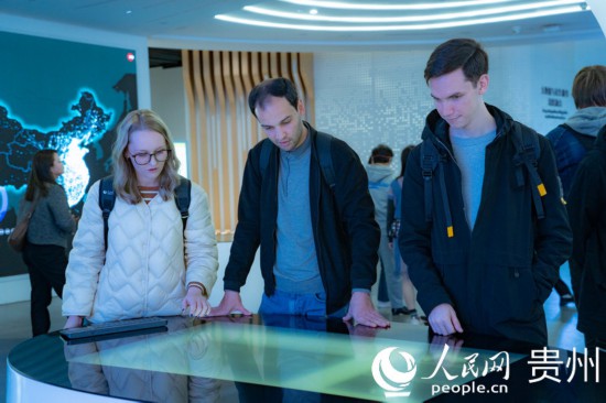 在國家大數(shù)據(jù)（貴州）綜合試驗區(qū)交流體驗中心，歐亞國家記者體驗貴州大數(shù)據(jù)應(yīng)用場景。人民網(wǎng) 陽茜攝