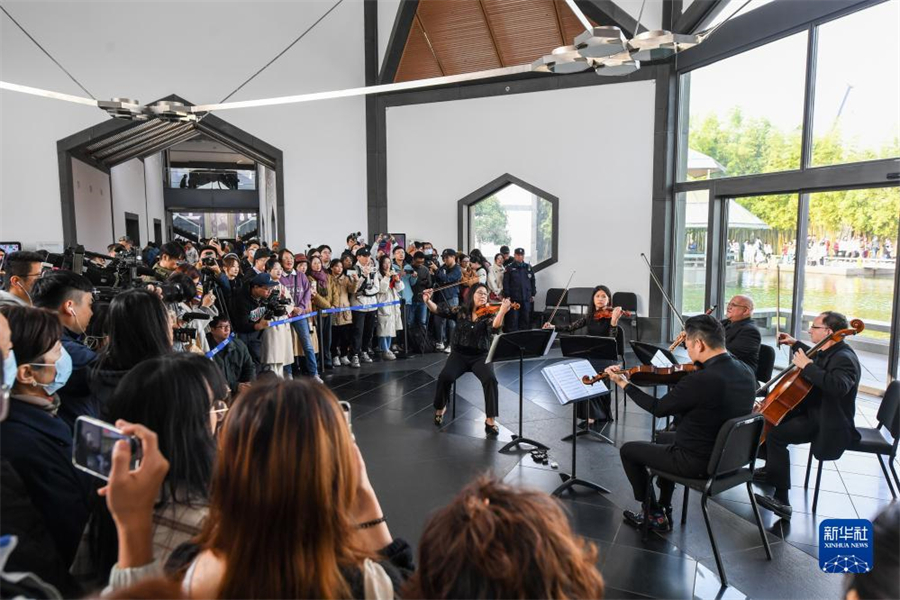 11月16日，費(fèi)城交響樂(lè)團(tuán)的演奏家們?cè)谔K州博物館大廳內(nèi)演奏。新華社記者 李博 攝