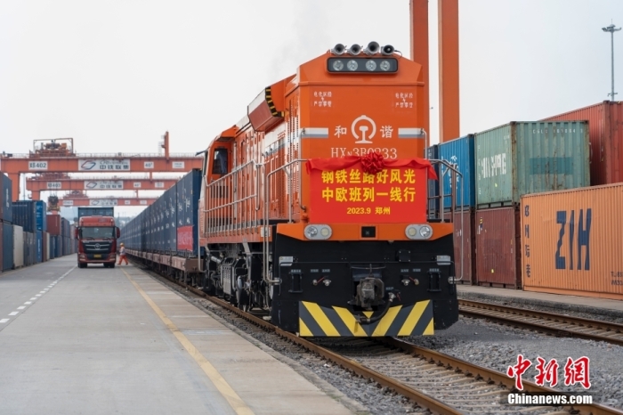 資料圖：河南鄭州，一列滿載貨物的中歐班列(鄭州)從中國鐵路鄭州局集團有限公司圃田車站駛出，開往德國漢堡。<a target='_blank' href='/'><p  align=