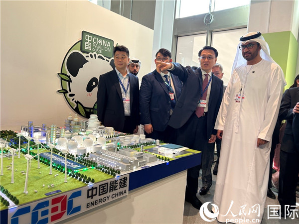 COP28主席蘇爾坦·賈比爾參觀中國(guó)角展示。人民網(wǎng)記者任皓宇攝