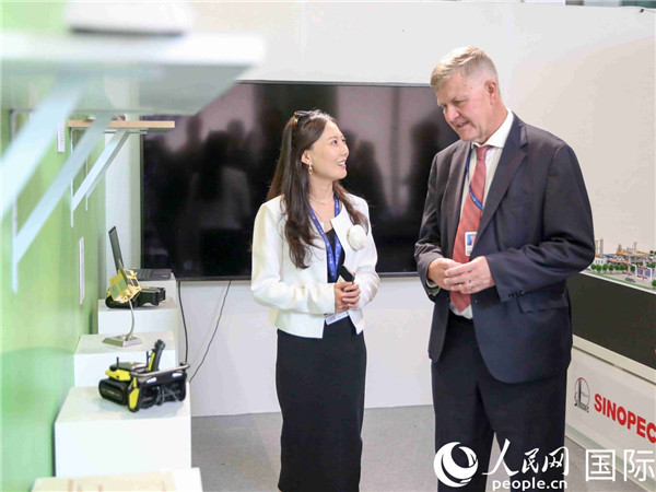 嘉賓參觀中國(guó)角展示。人民網(wǎng) 塔里克·易卜拉欣攝