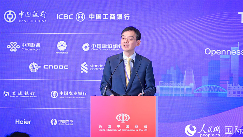 英國(guó)中國(guó)商會(huì)會(huì)長(zhǎng)、中國(guó)銀行倫敦分行行長(zhǎng)方文建 致歡迎辭。人民網(wǎng) 郭錦標(biāo)攝