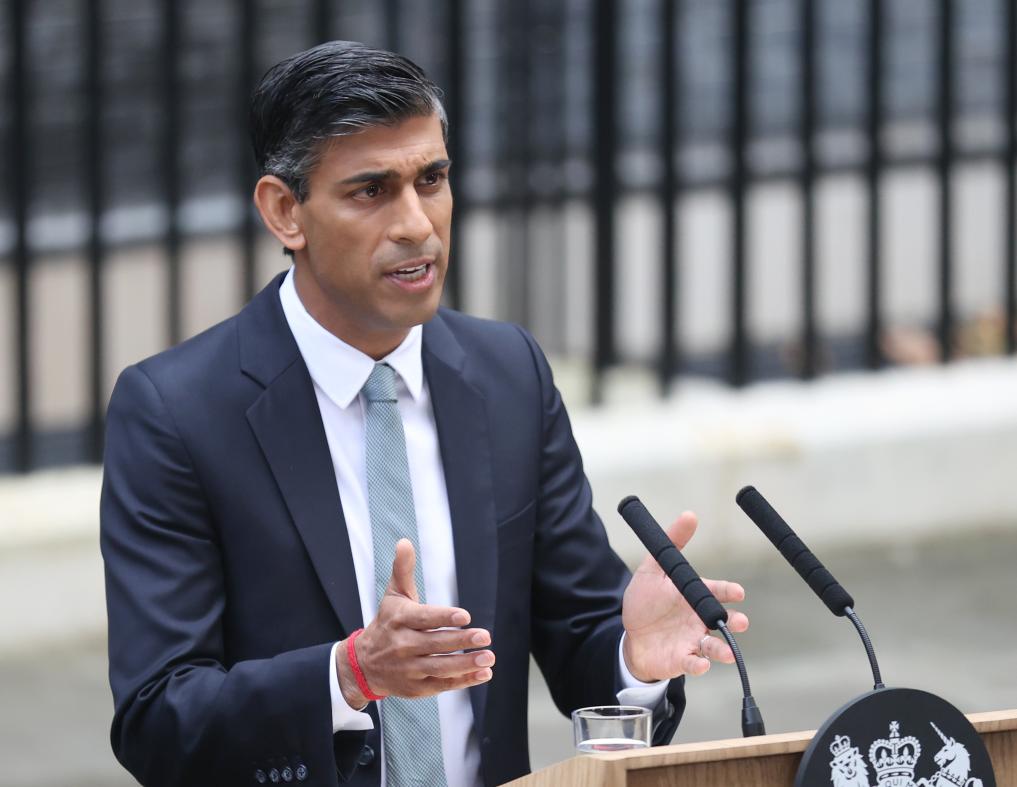 2022年10月25日，里?！ぬK納克在英國倫敦唐寧街10號首相府前發(fā)表講話。新華社記者李穎攝