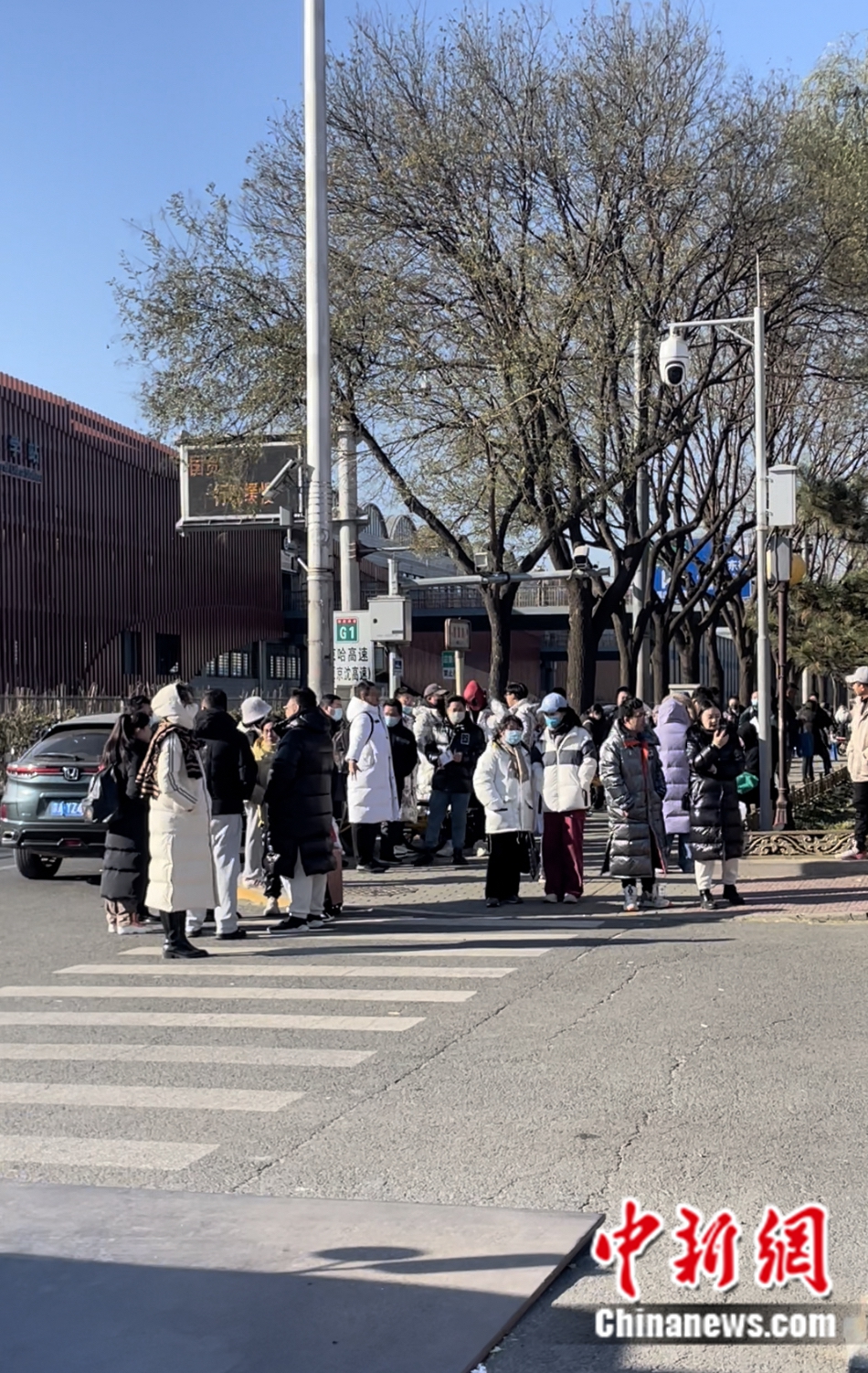 不少家長和老師在考場外等候。袁秀月 攝