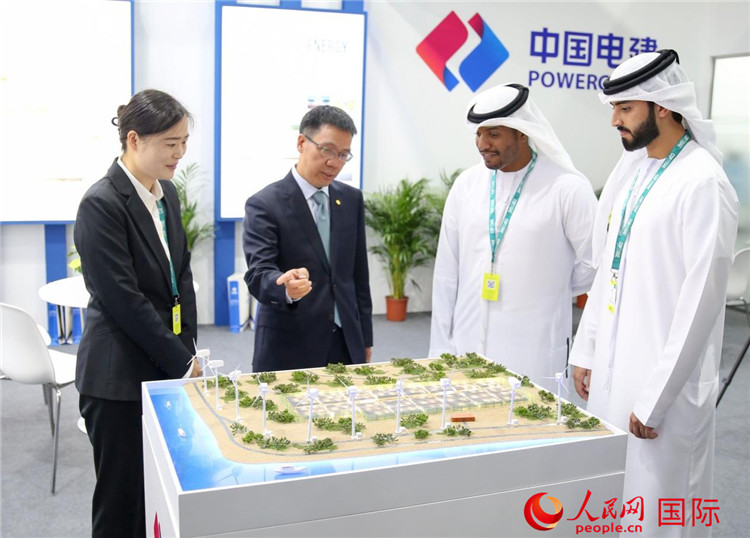 訪客在中國電建展臺參觀風(fēng)電項目沙盤。人民網(wǎng) 塔里克·易卜拉欣攝
