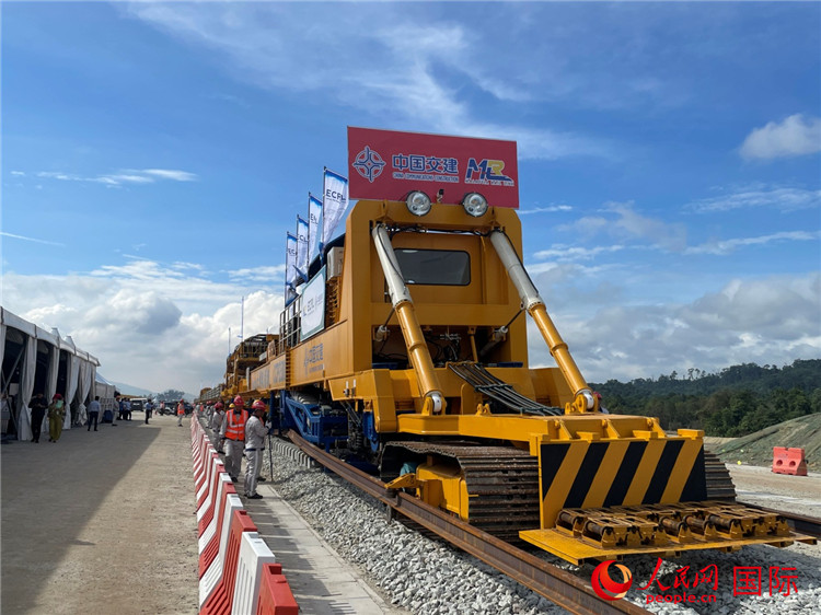 馬東鐵項(xiàng)目軌道工程啟動(dòng)儀式現(xiàn)場(chǎng)。人民網(wǎng)記者 劉慧攝