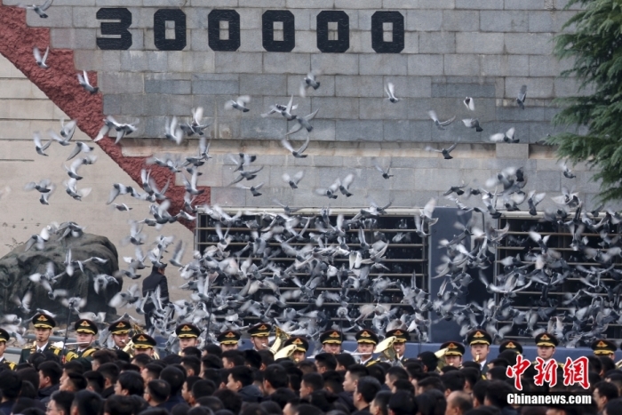 12月13日是第十個南京大屠殺死難者國家公祭日。當(dāng)天上午，南京大屠殺死難者國家公祭儀式在侵華日軍南京大屠殺遇難同胞紀(jì)念館舉行。圖為國家公祭儀式現(xiàn)場。<a target='_blank' href='/'><p  align=