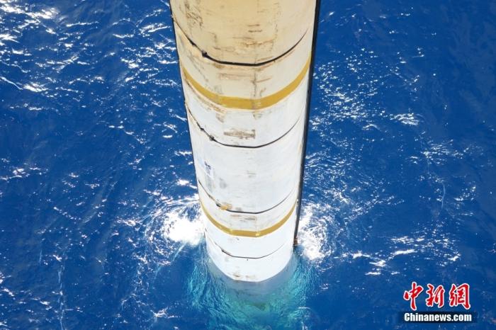 鉆井平臺上伸入海中的設(shè)備。<a target='_blank' href='/' _fcksavedurl='/' ><p  align=