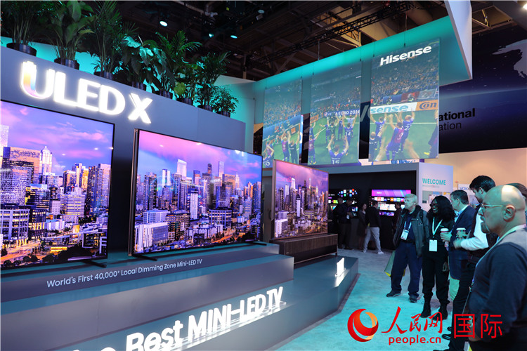 在2024年美國(guó)消費(fèi)電子展上，人們駐足觀看中國(guó)企業(yè)海信推出的ULED X系列電視110UX，該產(chǎn)品獲得“2024年美國(guó)消費(fèi)電子展創(chuàng)新獎(jiǎng)”。人民網(wǎng)記者 李志偉攝