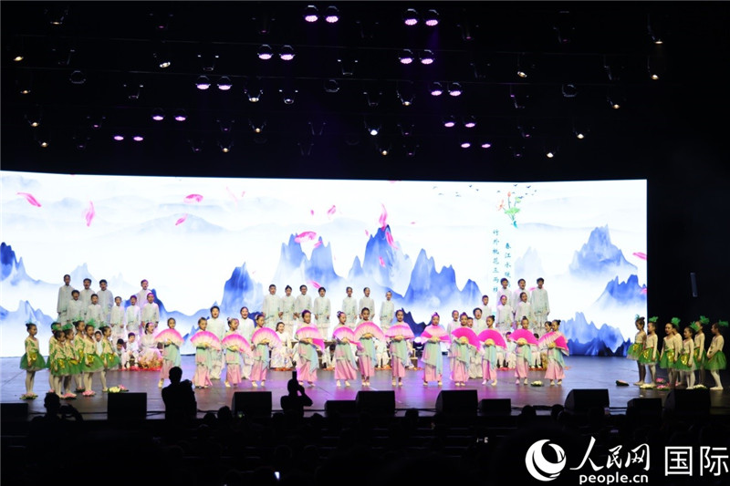 《四季詩(shī)韻》童聲詩(shī)朗誦表演。人民網(wǎng)記者 任皓宇攝