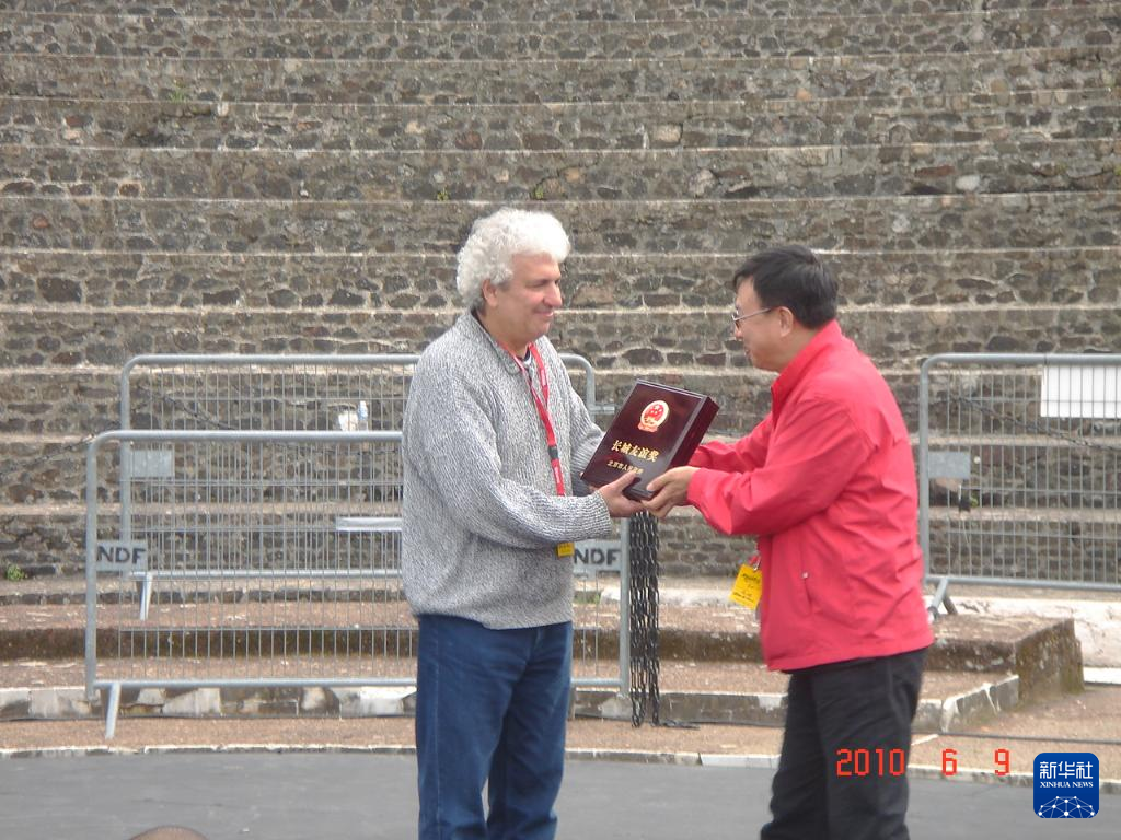 這是2010年帕特里克·索米耶（圖左）獲頒北京市人民政府授予的“長城友誼獎”時的資料照片。新華社發(fā)（受訪對象供圖）