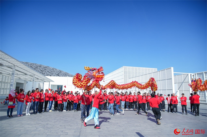 舞龍表演。人民網(wǎng) 塔里克·易卜拉欣攝