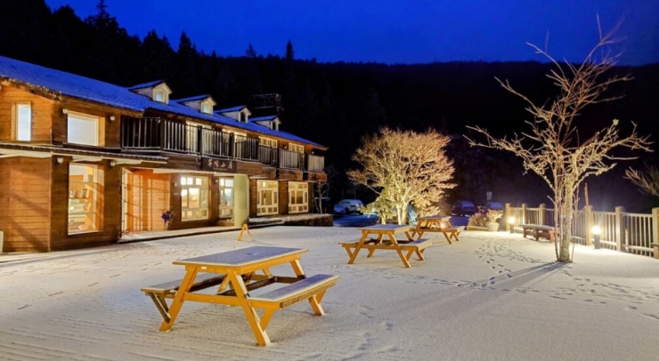 位在宜蘭縣內(nèi)的太平山森林游樂區(qū)23日凌晨開始下雪，園區(qū)翠峰山屋前一片雪白。圖片來源：臺(tái)灣“中央社”。