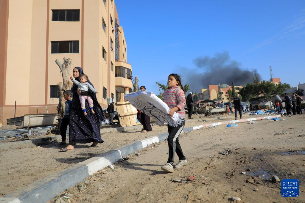 1月22日，加沙地帶南部城市汗尤尼斯遭到以軍攻擊后升起濃煙。新華社發(fā)（里澤克·阿卜杜勒賈瓦德攝）