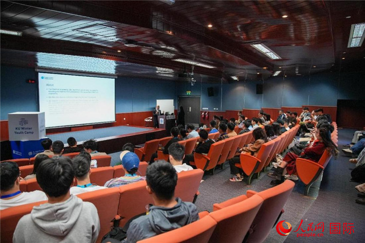 圖為23日，中國(guó)學(xué)生在聽(tīng)取講座。人民網(wǎng)塔里克·易卜拉欣攝