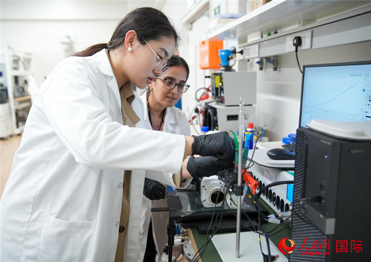 中國(guó)學(xué)生（左一）在嘗試操作電解水實(shí)驗(yàn)。人民網(wǎng)塔里克·易卜拉欣攝