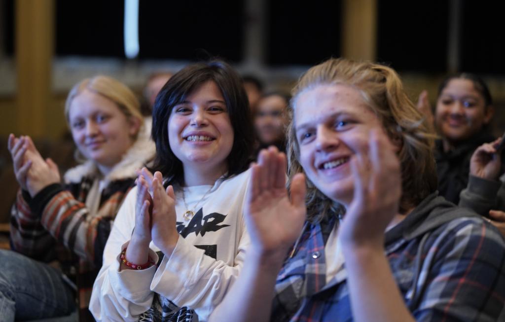 1月30日，在美國(guó)華盛頓州塔科馬市林肯中學(xué)，將于3月啟程赴華交流的林肯中學(xué)12年級(jí)學(xué)生蒙特塞拉特·羅梅羅-羅查（中）參加美國(guó)中學(xué)生赴華交流歡送儀式。新華社記者 吳曉凌 攝