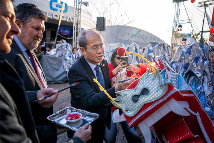 中國(guó)駐希臘大使館大使肖軍正與希方嘉賓為舞龍點(diǎn)睛。《中希時(shí)報(bào)》供圖